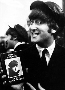 143) John Lennon mostra la prima edizione di In his own write