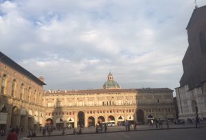 Lo stato Sociale in Piazza Maggiore con il Piccolo coro dell’Antoniano
