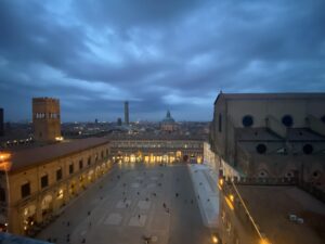 La vista più bella di Bologna: Torre dell’Orologio e Collezioni Comunali