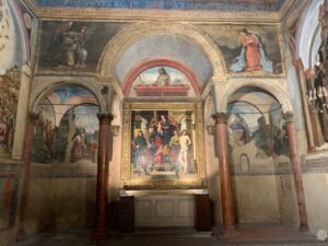 Giotto, Raffaello, Carracci e la più antica Torah del mondo: la cultura di Bologna abita via Zamboni.